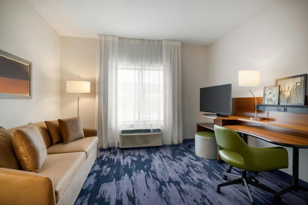 Studio King Room with Non-Private Sofa Bed and Transfer Shower - Mobility/Hearing Accessible interior